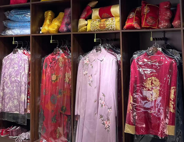 Unbelievable! A Funeral Shop in Jiangsu Goes Viral, Foreigners Form a Group to “Clear Out Stock,” But Not for Funerary Goods